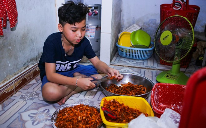 Hiện tại thu nhập chính của gia đình thí sinh The Voice Kids, học trò Cẩm Ly, từ quầy bánh bột lọc của mẹ. Mỗi sáng nếu không đi học, cậu bé 12 tuổi phụ giúp mẹ những công việc "lặt vặt" để kịp làm những mẻ bánh mang đi bán vào buổi chiều.