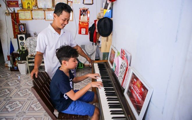 Những vật dụng giá trị nhất trong nhà như máy tính, cây đàn hay đầu đĩa đều từng là đồ cũ, hư hỏng nặng, được ba em xin về sửa dùng lại. Đặc biệt, nhờ cây đàn do một người thầy tặng, Công Quốc dần làm quen với những nốt nhạc căn bản.