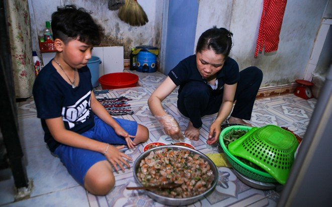 Trong tập 1 vòng Giấu mặt chương trình The Voice Kids 2015 mới đây, cậu bé 12 tuổi Nguyễn Công Quốc với màn trình diễn ca khúc À ơi nhận được nhiều lời khen của khán giả. Được cả 4 huấn luyện viên ra sức giành giật nhưng Công Quốc quyết định về đội Cẩm Ly - nữ ca sĩ mà cậu yêu mến. Hiện Công Quốc cùng bố mẹ và anh trai sống tại căn phòng trọ nằm sâu trong con hẻm ngoằn nghèo ở quận 8 (TP HCM).