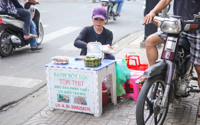 Hàng bánh bột lọc của mẹ Công Quốc nằm tại một ngã tư gần trường Minh Đạo (quận 5). Nhiều lúc cậu xin đứng bán hàng phụ mẹ nhưng gia đình nam thí sinh muốn con tập trung học tập.