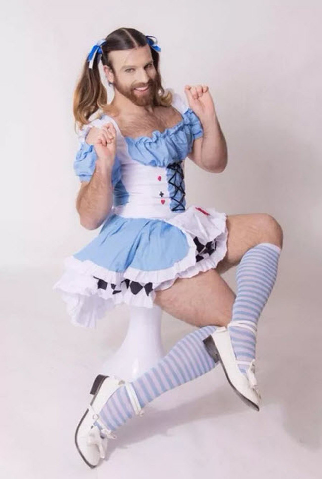 Richard Magarey được mệnh danh là "quý cô râu" (ladybeard) nổi tiếng ở Nhật. Người đàn ông đến từ nước Úc có phong cách ăn mặc giả gái nhưng vẫn để râu ria và trình diễn J-Pop rất tinh nghịch. Đây là một tấm hình trong bộ ảnh gây sốc mới nhất của anh.