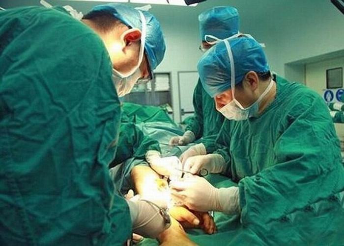 Sau đó, các bác sỹ đã tiến hành phẫu thuật gắn lại bàn tay vào cánh tay anh Zhou. Ca phẫu thuật kéo dài 10 tiếng đồng hồ.