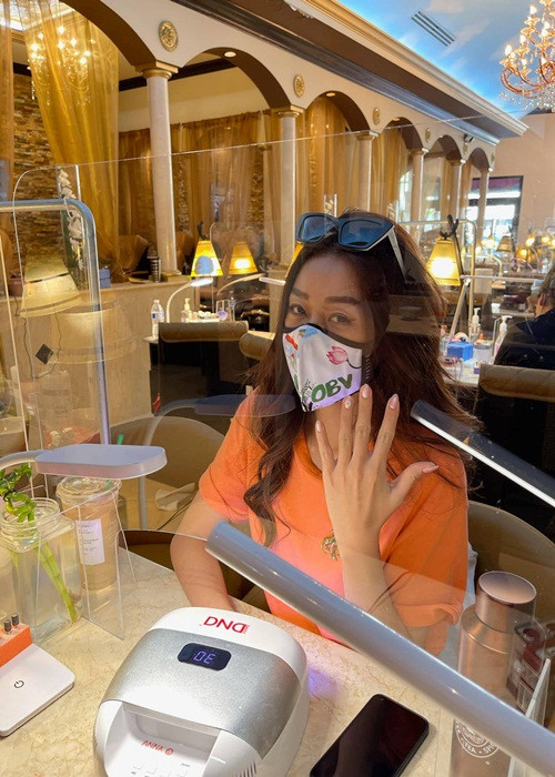 Theo Zing, Hoa hậu Khánh Vân ban đầu đặt vé máy bay về Việt Nam vào ngày 20/5 sau khi chung kết Miss Universe 2020 - Hoa hậu Hoàn vũ Thế giới 2020 kết thúc. Tuy nhiên, dịch bệnh diễn biến phức tạp, lượng chuyến bay quốc tế bị hạn chế nên kế hoạch của Khánh Vân thay đổi.