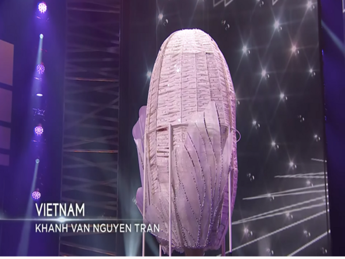 Hoa hậu Khánh Vân vừa trải qua phần thi trình diễn trang phục dân tộc ở Miss Universe 2020 - Hoa hậu Hoàn vũ Thế giới 2020. Đại diện Việt Nam mang đến thiết kế "Kén em". Ảnh: Saostar