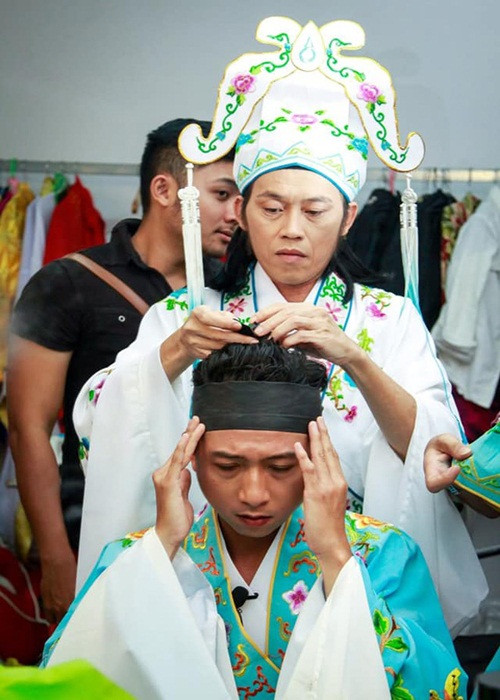 Hứa Minh Đạt cũng đứng về phía Hoài Linh. “Chỉ một hành động nhỏ của anh đã khiến đàn em nể phục, đó là anh tôi, là thần tượng của tôi! Tôi không sợ thế lực hay sức mạnh đồng tiền, hay là những trang mạng ảo, tôi vẫn là tôi và anh vẫn sẽ mãi mãi là thần tượng”, ông xã Lâm Vỹ Dạ viết.