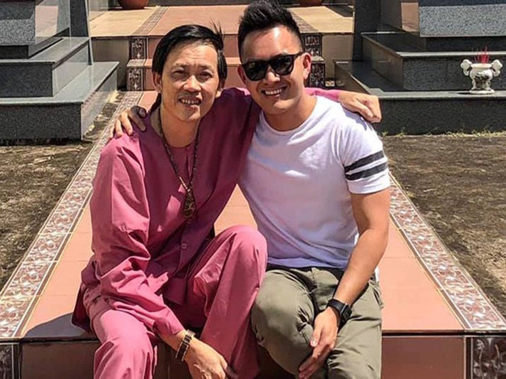 Thành Vinh – con trai của Hoài Linh cũng có động thái bênh vực. Anh chia sẻ hình ảnh bố ân cần đưa một cụ lớn tuổi lên máy bay. Kèm theo đó, Thành Vinh viết: "Luôn là tấm gương sáng cho con noi theo. Không cần se sua và cũng không cần thể hiện. Việc tay trái làm thì không cần phải nói cho tay phải biết. Thế mới là tấm lòng. Còn làm mà show thì người ta không cần. Luôn là niềm tự hào và là người cha mẫu mực của tâm hồn con”.
