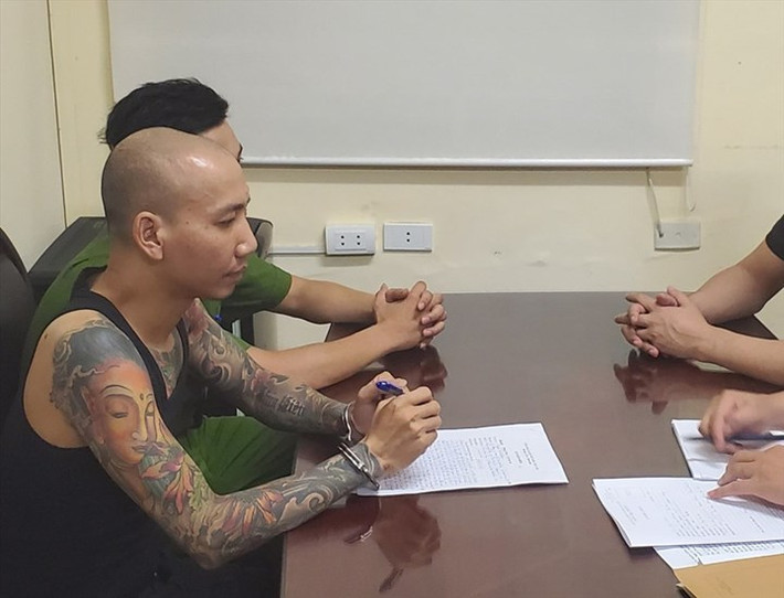 Như vậy, theo các quy định pháp luật thì Phú Lê vẫn đang trong thời gian tạm giam để điều tra. Vì thế, việc dư luận thấy facebook Phú Lê đăng tải những hình ảnh đi chơi với vợ, tự do ở ngoài chỉ là hình ảnh cũ do người khác đăng với mục đích câu view bán hàng.