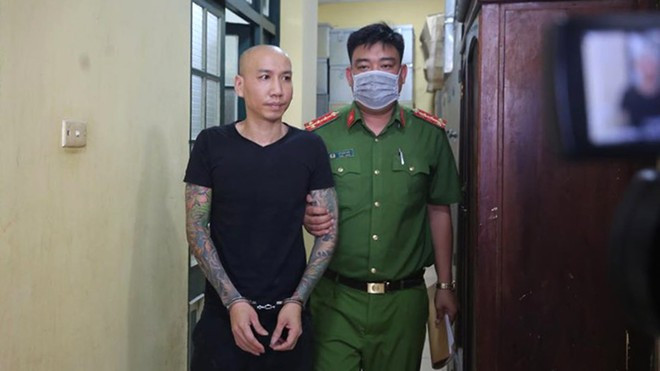Vậy những hình ảnh Phú Lê tự do thực hư thế nào? Qua tìm hiểu được biết, từ khi Phú Lê bị bắt, khởi tố thì Lã Thúy Kiều (35 tuổi, quê tại H.Bình Lục, Hà Nam; vợ của Phú Lê) là người sử dụng, quản lý facebook này. Mục đích để bán hàng online vì facebook Phú Lê thu hút rất nhiều người theo dõi.