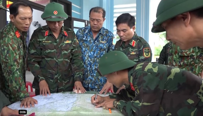 Thời tiết ở Thừa Thiên - Huế nắng, ít gió nên theo nhận định của lãnh đạo đơn vị có thể thực hiện chuyến trinh sát thứ hai vào chiều 14/10. Hàng chục cán bộ, chiến sĩ Sư đoàn 372 sẵn sàng nhận lệnh.