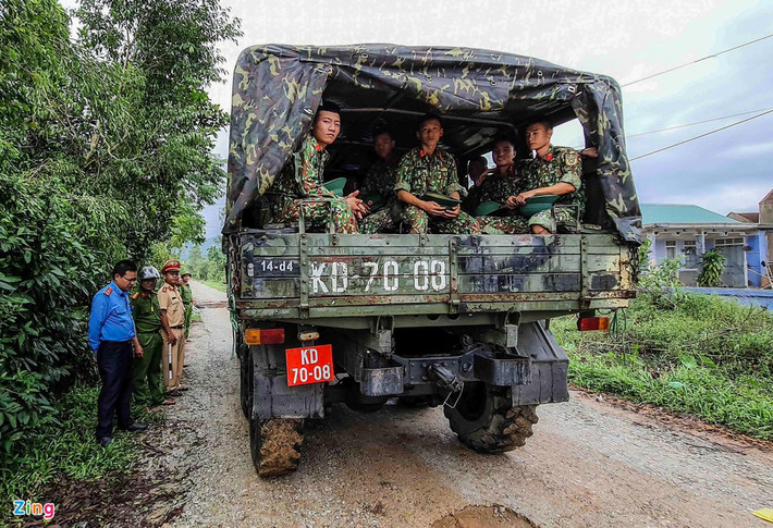 Trong ngày 14/10, Lữ đoàn công binh 414 (Quân khu 4) được tăng cường lực lượng đưa xuống khu vực hiện trường công trình thủy điện Rào Trăng 3. (Ảnh Zing)