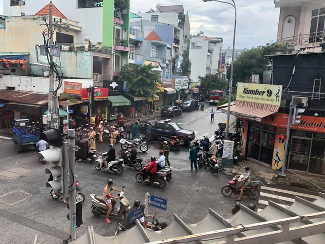 Thắng dồn nhân viên ngân hàng và bảo vệ lại một góc, đổ xăng lên bàn, cầm đèn khò ra dọa phóng hỏa và yêu cầu nhân viên ngân hàng bỏ tiền vào túi của mình. Sau khi lấy được tiền ( khoảng 2,1 tỷ đồng), Thắng chạy ra ngoài dùng dây buộc cửa ngân hàng rồi lên taxi rời khỏi hiện trường. Toàn bộ diễn biến vụ cướp diễn ra trong vòng khoảng 5 phút và được camera an ninh của ngân hàng ghi lại.