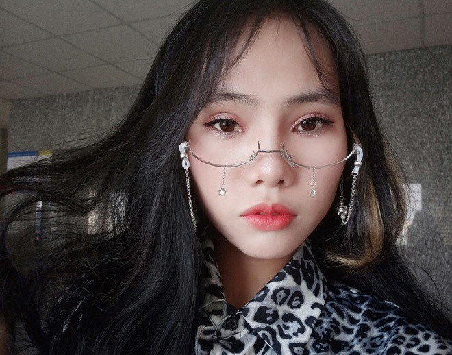Để cho trông giống mìn thật, Thắng đã nghiên cứu rất kỹ khi mua thêm đèn nháy xanh đỏ gắn vào khối bình gas mini để dọa được nhân viên ngân hàng.