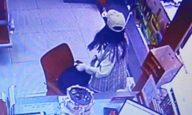 Khi bị bảo vệ chặn lại, Thắng nói vào trong lấy đồ để quên rồi ra ngay. Tuy nhiên, Thắng đi thẳng đến quầy của một nữ nhân viên ngân hàng rồi đặt túi màu hồng có chứa nhiều bình gas mini, xăng, dây đèn nháy… lên quầy và lớn tiếng đe dọa là bom.