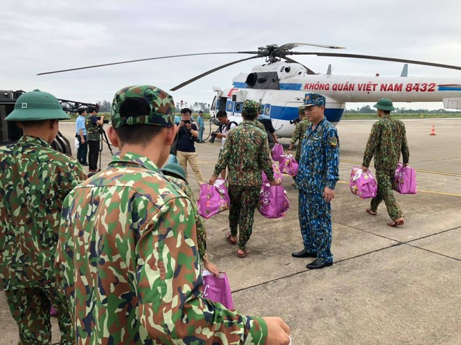 Thiếu tướng Sơn cho biết, Bộ Quốc phòng yêu cầu lực lượng không quân chuẩn bị 2 máy bay CASA C-295, 9 trực thăng (trong đó có 3 chiếc dự bị) để thực hiện cứu hộ, cứu nạn. Ngoài ra, lực lượng không quân cũng chuẩn bị tiếp nhận 2 trực thăng Mi-171E cất cánh từ Cần Thơ và Tân Sơn Nhất (TP.HCM) ra Đà Nẵng, sau đó hạ cánh ở sân bay Phú Bài để tiếp tục thực hiện nhiệm vụ. (Ảnh TienPhong)