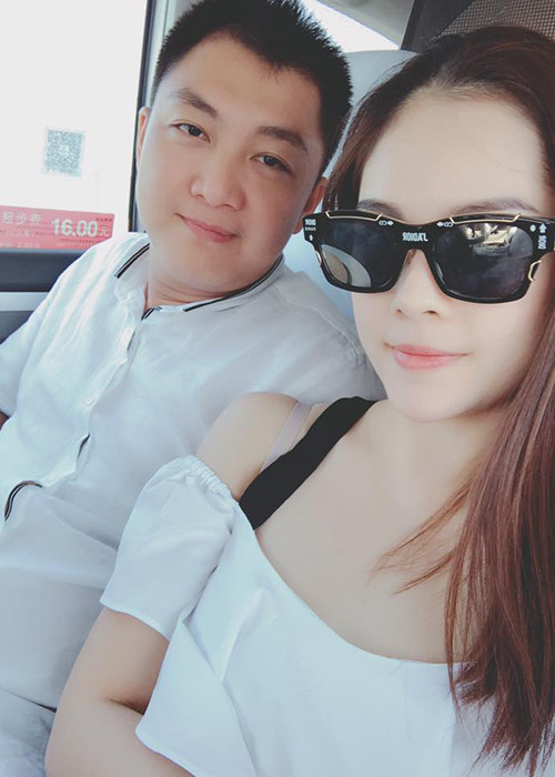 Lúc gặp nhau, Dương Cẩm Lynh và Anh Khoa tỏ ra tâm đầu ý hợp khi nói chuyện và nhà sản xuất phim cũng trở thành người nữ diễn viên trút bầu tâm sự trong lúc buồn vì chuyện tình cảm. Ảnh: FBNV