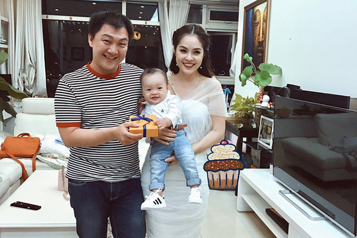 Ông xã Dương Cẩm Lynh còn khéo chăm con. Theo lời nữ diễn viên, chồng chính là người đầu tiên thay tã cho con. Ảnh: FBNV