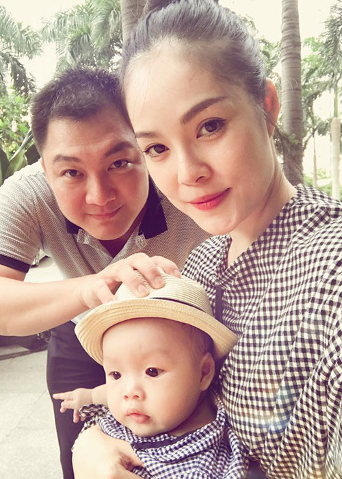 Sau khi sinh con bằng phương pháp mổ, Dương Cẩm Lynh cũng được chồng tận tình chăm sóc từ đút cho cô ăn hay cho đến thay băng vết thương. Ảnh: FBNV