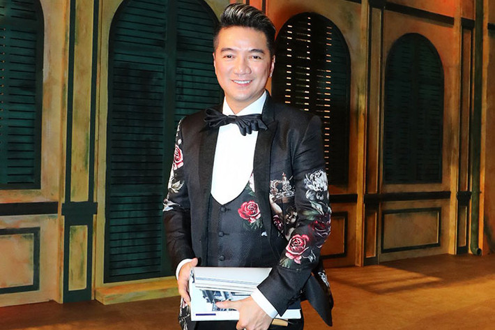 Đàm Vĩnh Hưng sinh năm 1971, tuổi Tân Hợi. Là một trong những sao nam giàu có bậc nhất showbiz Việt nhưng anh vẫn độc thân.