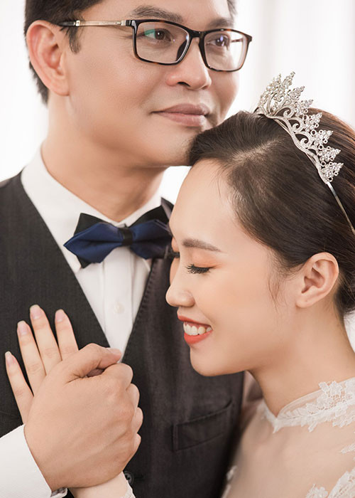 Nghệ sĩ Trung Hiếu kết thúc cuộc sống độc thân ở tuổi 46 khi sắp làm đám cưới với bạn gái kém 19 tuổi tên Huỳnh Thu Hà, quê ở Sơn La. Ảnh: Lê Chí Linh