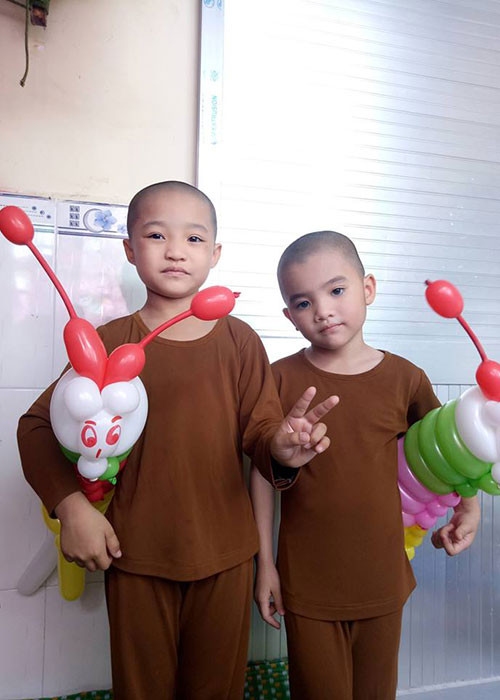 Tại mái ấm Tịnh thất Bồng Lai, 5 đứa trẻ học điều hay lẽ phải cũng như học hát múa, diễn kịch từ các sư thầy. Ảnh: Fanpage