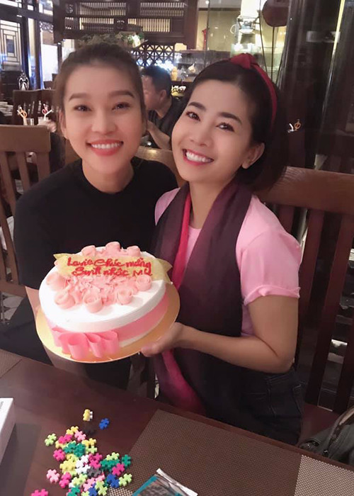 Ngoài bố mẹ và con gái, nhiều bạn bè cũng đồng hành cùng Mai Phương trong hành trình chống chọi bệnh tật.