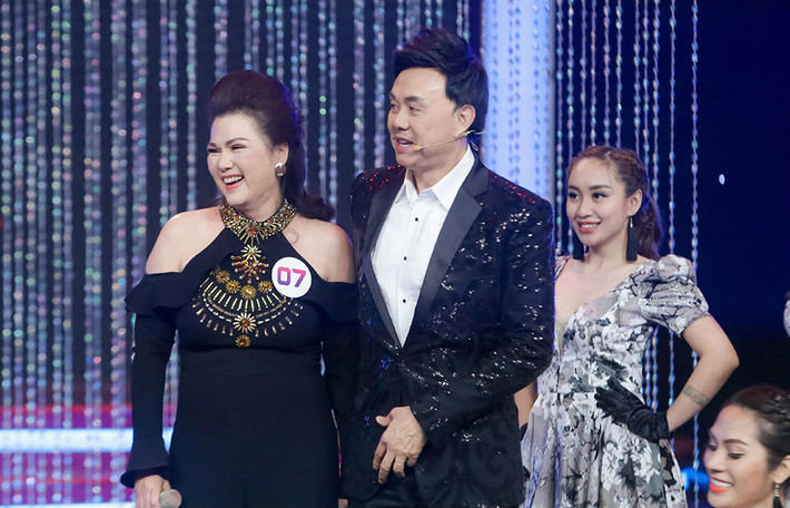 Cô thậm chí còn thỉnh thoảng góp mặt trong các chương trình truyền hình có sự tham gia của chồng. Tình cảm của vợ chồng Chí Tài vẫn luôn khiến bạn bè và khán giả ngưỡng mộ.