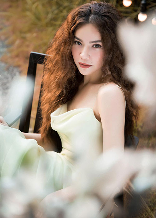 Hồ Ngọc Hà sinh năm 1984, xuất thân là người mẫu. Sau những mối tình ồn ào, cô chọn bến đỗ bên Kim Lý.