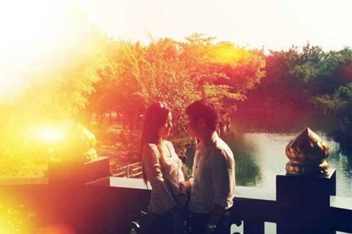 Tháng 2/2013, thiếu gia Phan Thành bất ngờ chia sẻ hình ảnh tình tứ bên hot girl Midu dấy nghi vấn cả hai hẹn hò.