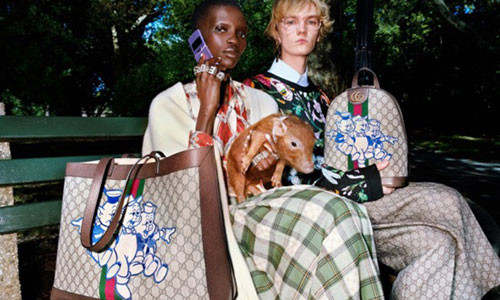 Chú heo trở thành biểu tượng mới của "ông lớn" thời trang Gucci. Xuất hiện trên các sản phẩm phụ kiện và trở thành "người mẫu" độc đáo trong mỗi shoot hình ấn tượng.