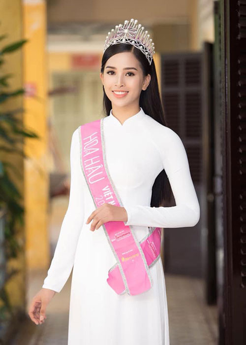 Mái tóc đen tuyền, suôn mượt góp phần tạo nên vẻ đẹp dịu dàng của nàng Hoa hậu Việt Nam 2018.