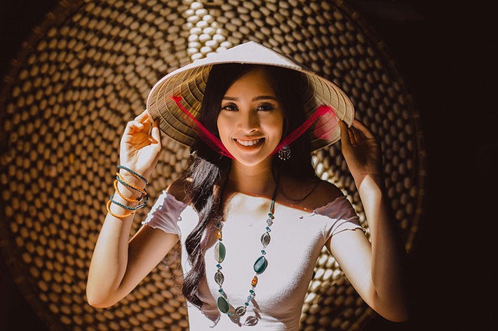 Chỉ cần diện áo hở eo, Tiểu Vy cũng đốn tim người hâm mộ bởi vóc dáng chuẩn.