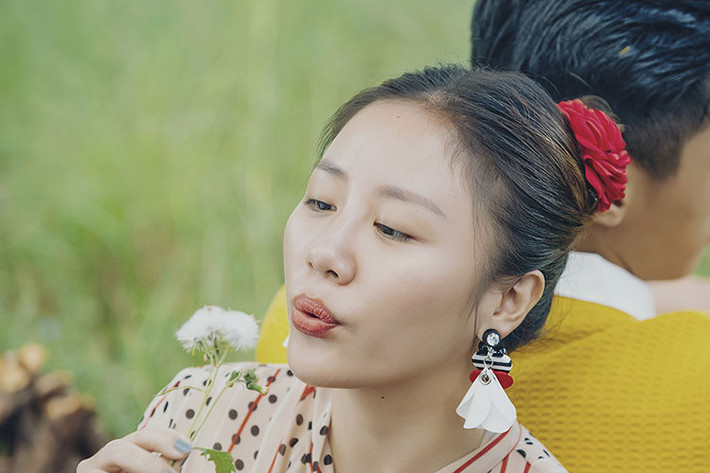 Văn Mai Hương vừa "thả thính" người hâm mộ bằng loạt ảnh bên một chàng trai giấu mặt.