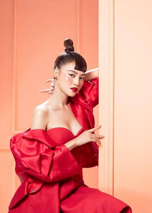 Nữ diễn viên chuộng váy áo hở bạo.