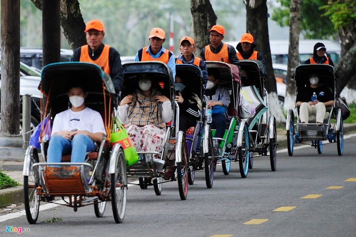 Tại thành phố Huế (Thừa Thiên - Huế), các đoàn du khách khi tham quan Đại Nội đều đeo khẩu trang ngay từ khi ra khỏi cửa khách sạn.