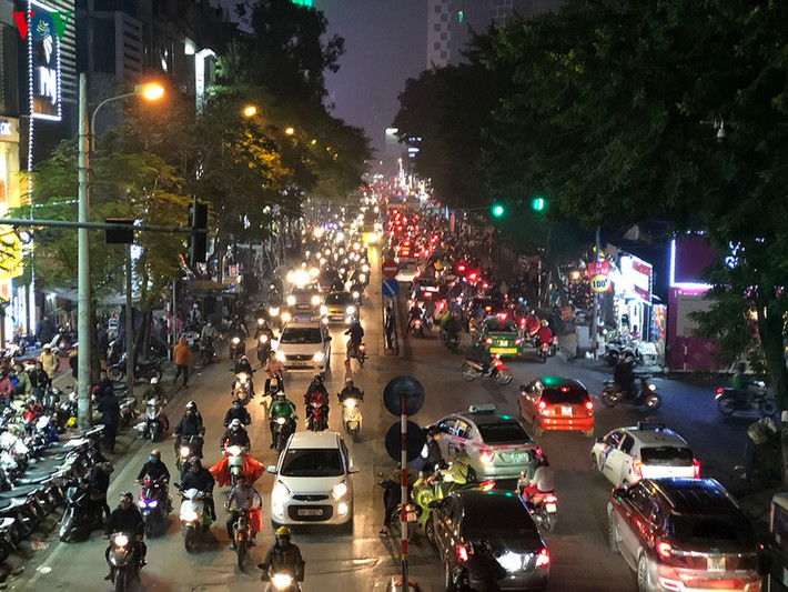 Đến 7h30 tối tình trạng ùn ứ mới giảm bớt, các phương tiện bắt đầu có thể di chuyển chậm.