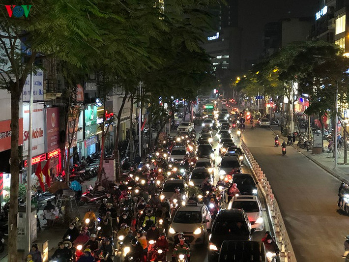 Xe đứng chờ đèn kéo dài cả cây số trên tuyến phố Thái Hà.
