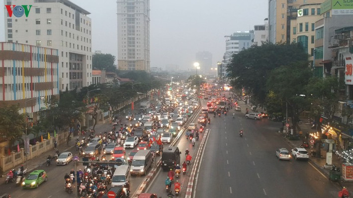 Đúng vào giờ tan tầm thời tiết mưa lạnh, dòng xe cộ "nhích từng bước" lên cầu vượt.