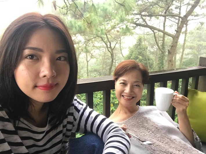 Lam Khê - con gái của NSND Lê Khanh từng gây sốt trên mạng xã hội bởi sở hữu nhan sắc xinh như hot girl.