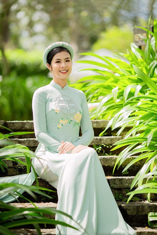 Hoa hậu Ngọc Hân vào showbiz khi đăng quang Hoa hậu Việt Nam 2010. Nhiều năm qua, cô theo đuổi lĩnh vực thời trang, dẫn chương trình. Từ năm 2024, Ngọc Hân học chuyên ngành Lý luận và Lịch sử Mỹ thuật ứng dụng tại Đại học Mỹ thuật Công nghiệp Hà Nội.