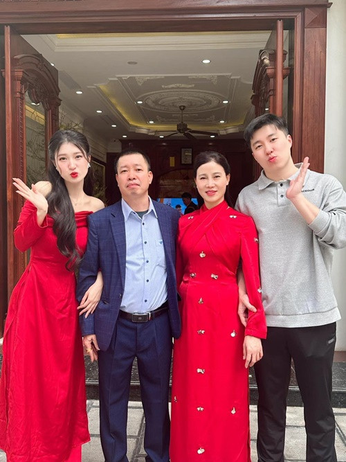 "Mình nhớ vào ngày sinh nhật, mình có nói với ba mẹ là, ba mẹ hứa tặng con một món quà, con mong muốn có thể được làm việc tốt đấy. Đó là mong muốn của con, ba mẹ cho con làm nhé! May mắn cuối cùng ba mẹ cũng bị mình thuyết phục, đồng ý cho mình đăng ký hiến tạng lúc 19 tuổi", Phương Nhi chia sẻ trên Yeah1.
