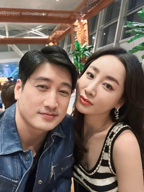 Ngọc Quỳnh cùng bạn gái xinh đẹp dính như sam khi sang Hàn Quốc.