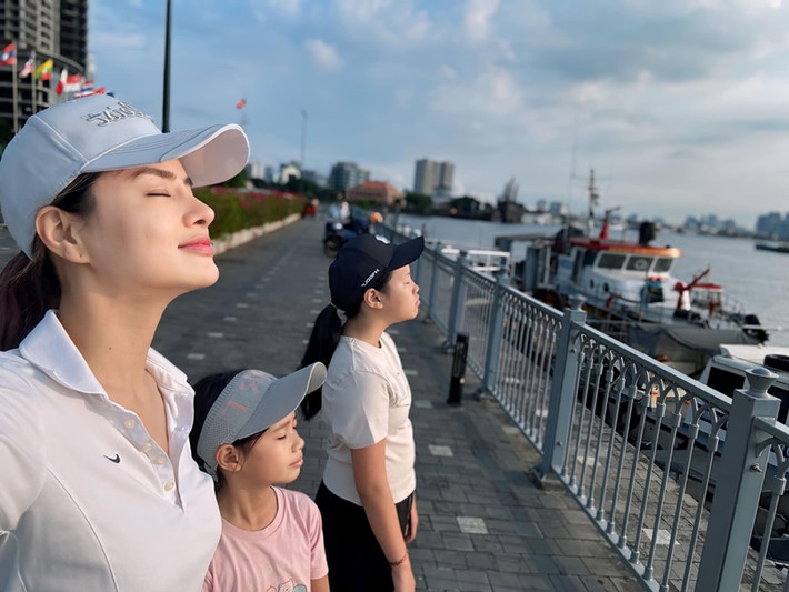 “Xin khép lại mọi chuyện buồn năm cũ để đón chào năm mới bình an và hạnh phúc. Xin cảm ơn và trân trọng tấm lòng, tình cảm của mọi người”, người mẫu Vũ Thu Phương bày tỏ.
