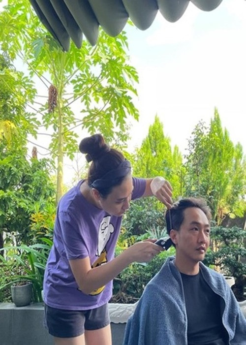 Cường Đô la giỏi nịnh Đàm Thu Trang. Anh phong cho vợ là "cây kéo vàng". Ảnh: FB Cường Đô la.