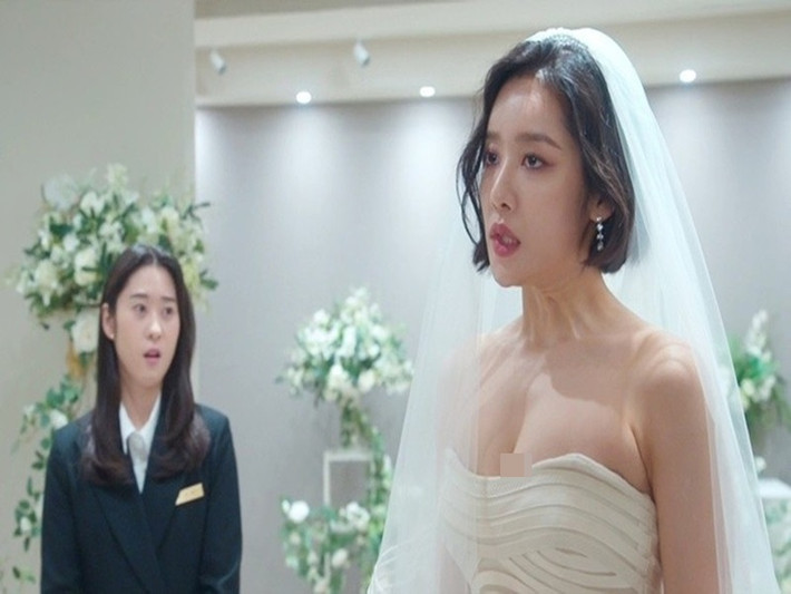 Trong The Glory, Cha Joo Young để lộ ngực trần hoàn toàn. Ảnh: Người Đưa Tin.