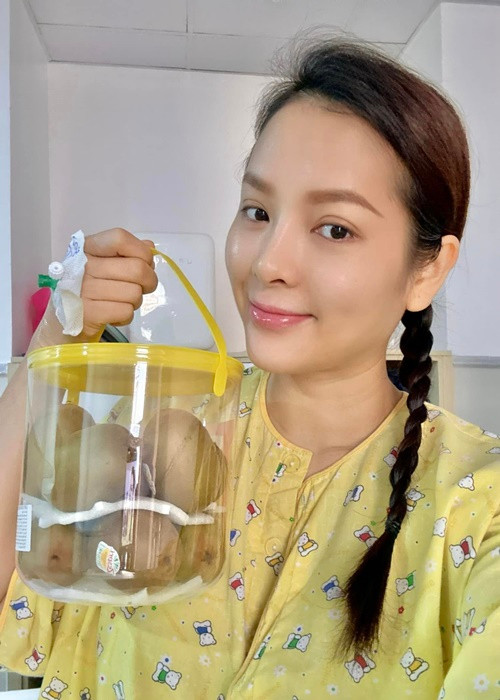 Phương Trinh Jolie sinh con thứ ba vào ngày 10/1. Nữ ca sĩ được nhiều người khen ngợi vẫn xinh dù vừa "vượt cạn".