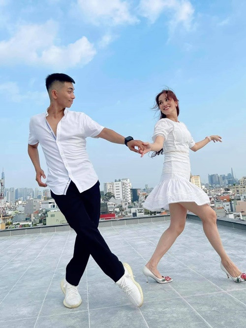 Khi rảnh rỗi, vợ chồng Khánh Thi thường xuyên khiêu vũ trên sân thượng.
