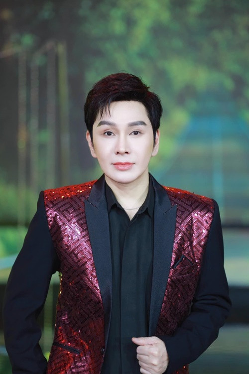Trước khi đến với Phương Lê, Vũ Luân trải qua một số mối tình. Trong cuộc phỏng vấn với Thế Giới Trẻ, nam nghệ sĩ cho biết, ngày chưa đi hát, anh quen một cô gái nhưng khi hoạt động nghệ thuật, anh thấy bản thân yêu nghề hơn nên quyết định chia tay. Ảnh: FB Vũ Luân.