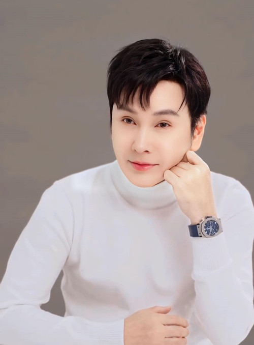 Vũ Luân không thể để người yêu chờ đợi cũng như không đủ bản lĩnh để đồng ý cho bạn gái bỏ nhà theo mình. Vì vậy, nam ca sĩ quyết tâm chia tay bạn gái. Ảnh: FB Vũ Luân.
