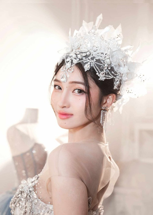 Á hậu Phương Nhi không ít lần hóa cô dâu. Tháng 11/2023, người đẹp diện váy cưới làm người mẫu thời trang. Ảnh: VOV.
