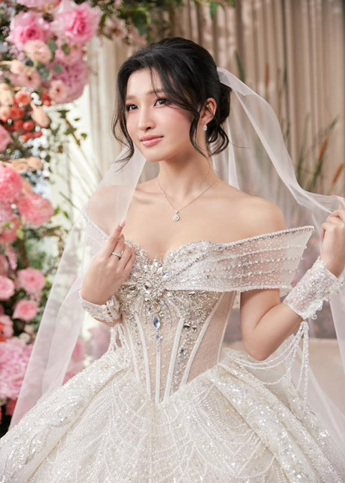 Á hậu 2 Miss World Vietnam 2022 còn đóng MV Vượt qua Everest của Isaac, làm giám khảo của cuộc thi Hoa hậu Đồng bằng Sông Cửu Long 2022. Ảnh: FB Phương Nhi.